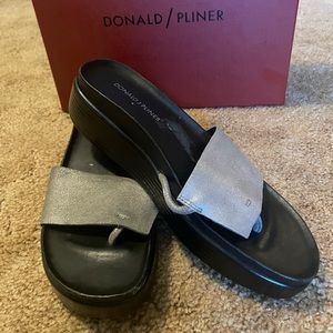 Women’s Donald J Pliner Sparkly Silver sandals size 8M
